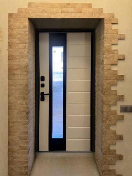 Уличная дверь со стеклом Уличная дверь со стеклом