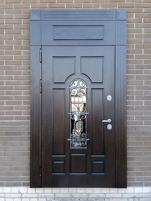 Установка нестандартных остекленных дверей с фрамугами – примеры работ