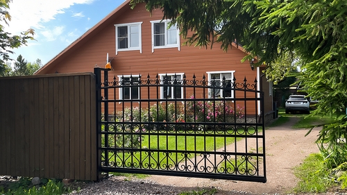 Откатные ворота на въезде в дом Откатные ворота на въезде в дом